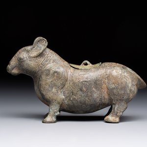 A rare Chinese bronze ritual vessel in the form of a tapir in Eastern Zhou-style, Warring States period — 照片 3