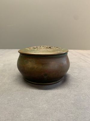 A rare Chinese bronze 'sage in a mountainous landscape' handwarmer, 17/18th C. — photo 1