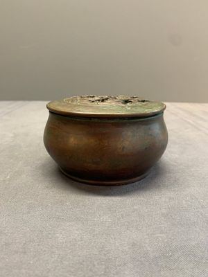 A rare Chinese bronze 'sage in a mountainous landscape' handwarmer, 17/18th C. — photo 2