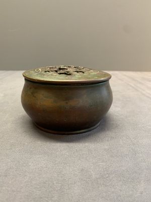 A rare Chinese bronze 'sage in a mountainous landscape' handwarmer, 17/18th C. — photo 3