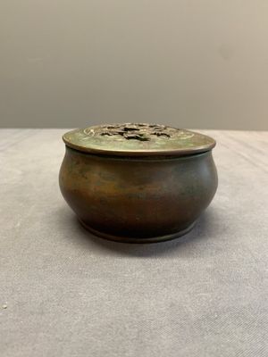 A rare Chinese bronze 'sage in a mountainous landscape' handwarmer, 17/18th C. — photo 4