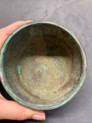 A rare Chinese bronze 'sage in a mountainous landscape' handwarmer, 17/18th C. — photo 7