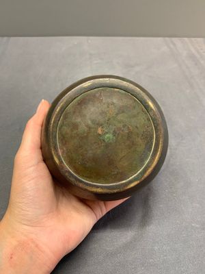 A rare Chinese bronze 'sage in a mountainous landscape' handwarmer, 17/18th C. — photo 9