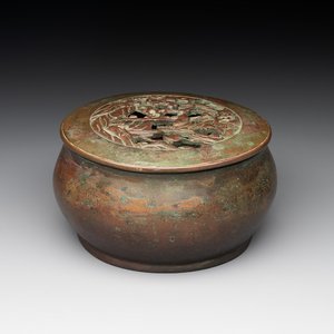 A rare Chinese bronze 'sage in a mountainous landscape' handwarmer, 17/18th C. — photo 1