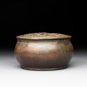 A rare Chinese bronze 'sage in a mountainous landscape' handwarmer, 17/18th C. — photo 2