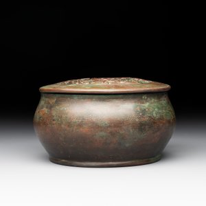 A rare Chinese bronze 'sage in a mountainous landscape' handwarmer, 17/18th C. — photo 3