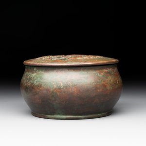 A rare Chinese bronze 'sage in a mountainous landscape' handwarmer, 17/18th C. — photo 4