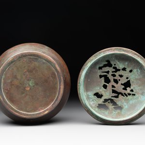 A rare Chinese bronze 'sage in a mountainous landscape' handwarmer, 17/18th C. — photo 6