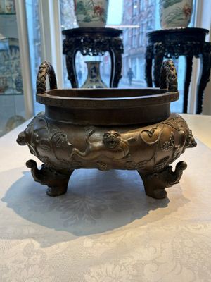 A rare Chinese bronze tripod censer with relief mythical animal and grape design, Xuande mark, 19th C. — photo 1