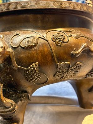 A rare Chinese bronze tripod censer with relief mythical animal and grape design, Xuande mark, 19th C. — photo 11