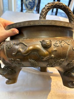 A rare Chinese bronze tripod censer with relief mythical animal and grape design, Xuande mark, 19th C. — photo 12