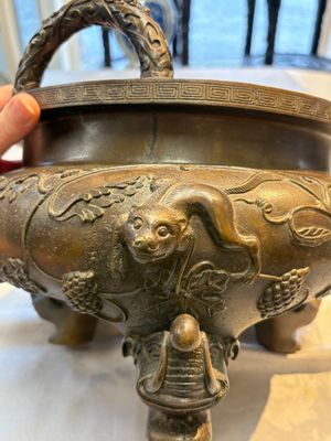 A rare Chinese bronze tripod censer with relief mythical animal and grape design, Xuande mark, 19th C. — photo 13