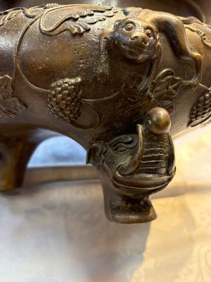 A rare Chinese bronze tripod censer with relief mythical animal and grape design, Xuande mark, 19th C. — photo 14