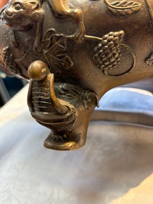 A rare Chinese bronze tripod censer with relief mythical animal and grape design, Xuande mark, 19th C. — photo 15