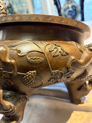 A rare Chinese bronze tripod censer with relief mythical animal and grape design, Xuande mark, 19th C. — photo 16
