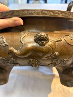 A rare Chinese bronze tripod censer with relief mythical animal and grape design, Xuande mark, 19th C. — photo 17