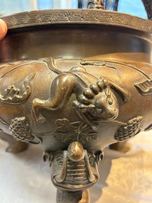 A rare Chinese bronze tripod censer with relief mythical animal and grape design, Xuande mark, 19th C. — photo 18
