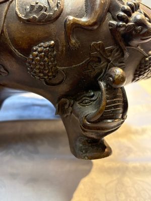A rare Chinese bronze tripod censer with relief mythical animal and grape design, Xuande mark, 19th C. — photo 19