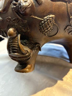 A rare Chinese bronze tripod censer with relief mythical animal and grape design, Xuande mark, 19th C. — photo 20