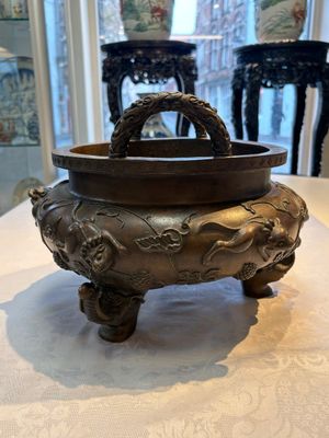 A rare Chinese bronze tripod censer with relief mythical animal and grape design, Xuande mark, 19th C. — photo 2