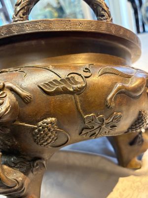 A rare Chinese bronze tripod censer with relief mythical animal and grape design, Xuande mark, 19th C. — photo 21