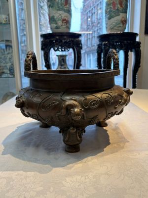 A rare Chinese bronze tripod censer with relief mythical animal and grape design, Xuande mark, 19th C. — photo 3
