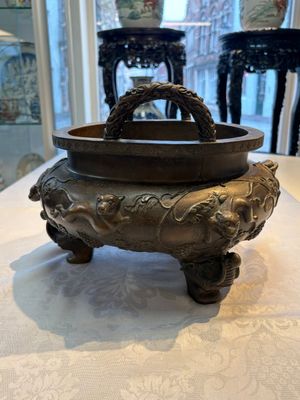 A rare Chinese bronze tripod censer with relief mythical animal and grape design, Xuande mark, 19th C. — photo 4