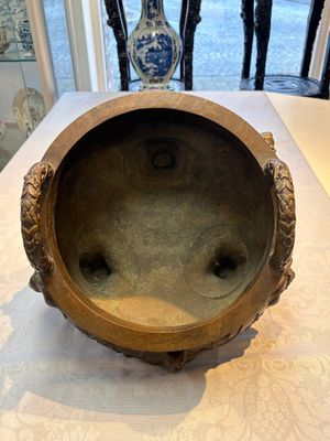 A rare Chinese bronze tripod censer with relief mythical animal and grape design, Xuande mark, 19th C. — photo 5
