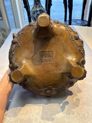 A rare Chinese bronze tripod censer with relief mythical animal and grape design, Xuande mark, 19th C. — photo 6