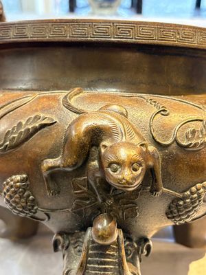 A rare Chinese bronze tripod censer with relief mythical animal and grape design, Xuande mark, 19th C. — photo 8