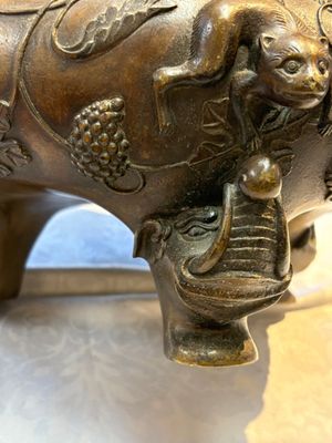 A rare Chinese bronze tripod censer with relief mythical animal and grape design, Xuande mark, 19th C. — photo 9