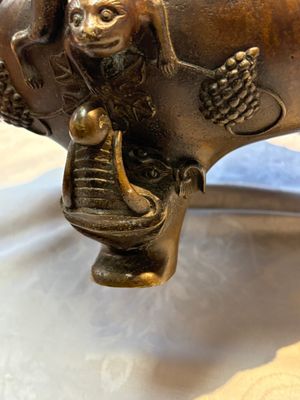 A rare Chinese bronze tripod censer with relief mythical animal and grape design, Xuande mark, 19th C. — photo 10