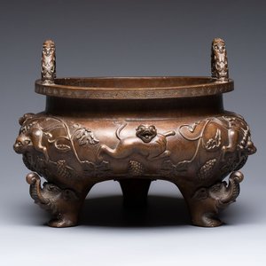 A rare Chinese bronze tripod censer with relief mythical animal and grape design, Xuande mark, 19th C. — photo 1