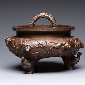A rare Chinese bronze tripod censer with relief mythical animal and grape design, Xuande mark, 19th C. — photo 2