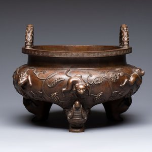 A rare Chinese bronze tripod censer with relief mythical animal and grape design, Xuande mark, 19th C. — photo 3