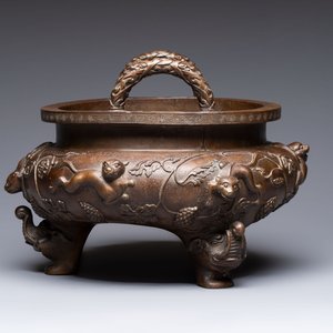 A rare Chinese bronze tripod censer with relief mythical animal and grape design, Xuande mark, 19th C. — photo 4
