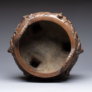 A rare Chinese bronze tripod censer with relief mythical animal and grape design, Xuande mark, 19th C. — photo 5