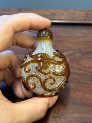 A rare Chinese brown-overlay white glass snuff bottle with chilong design, Qianlong/Jiaqing — photo 1