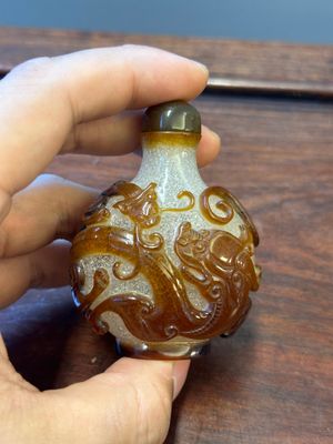 A rare Chinese brown-overlay white glass snuff bottle with chilong design, Qianlong/Jiaqing — photo 3