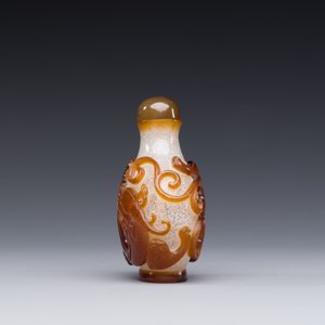 A rare Chinese brown-overlay white glass snuff bottle with chilong design, Qianlong/Jiaqing — photo 2