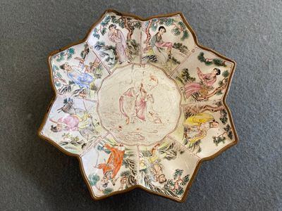 A rare Chinese Canton enamel 'eight immortals' star-shaped dish, Qianlong — 照片 1