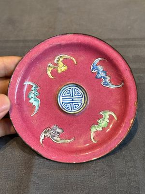 A rare Chinese Canton enamel ruby-ground 'Bats and Shou' cup on stand, Qianlong mark and of the period — foto 12