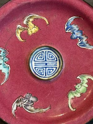 A rare Chinese Canton enamel ruby-ground 'Bats and Shou' cup on stand, Qianlong mark and of the period — foto 13
