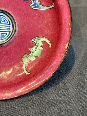 A rare Chinese Canton enamel ruby-ground 'Bats and Shou' cup on stand, Qianlong mark and of the period — foto 16