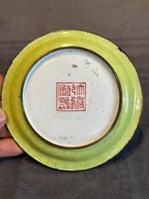 A rare Chinese Canton enamel ruby-ground 'Bats and Shou' cup on stand, Qianlong mark and of the period — foto 17
