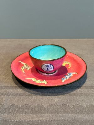 A rare Chinese Canton enamel ruby-ground 'Bats and Shou' cup on stand, Qianlong mark and of the period — foto 3