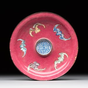 A rare Chinese Canton enamel ruby-ground 'Bats and Shou' cup on stand, Qianlong mark and of the period — foto 2