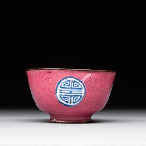 A rare Chinese Canton enamel ruby-ground 'Bats and Shou' cup on stand, Qianlong mark and of the period — foto 4