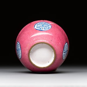 A rare Chinese Canton enamel ruby-ground 'Bats and Shou' cup on stand, Qianlong mark and of the period — foto 9