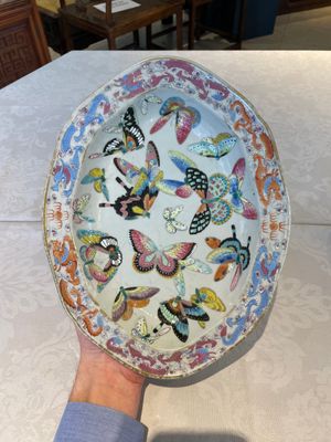 A rare Chinese Canton famille rose '100 butterflies' tureen and cover on stand, 19th C. — photo 1